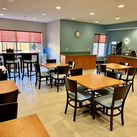 Days Inn & Suites By Wyndham Madison Bagian luar foto