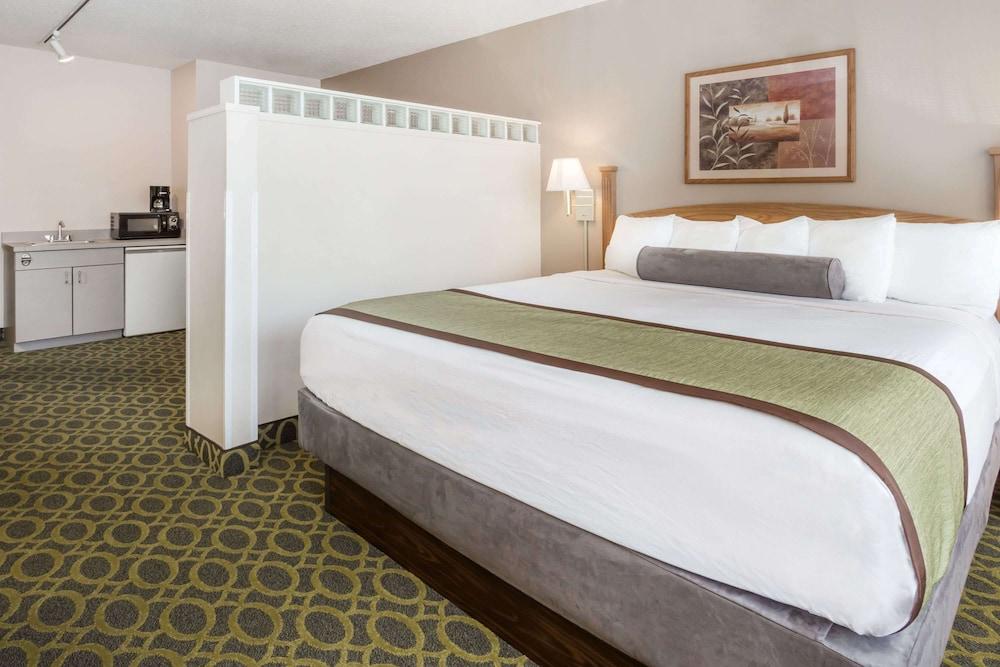 Days Inn & Suites By Wyndham Madison Bagian luar foto