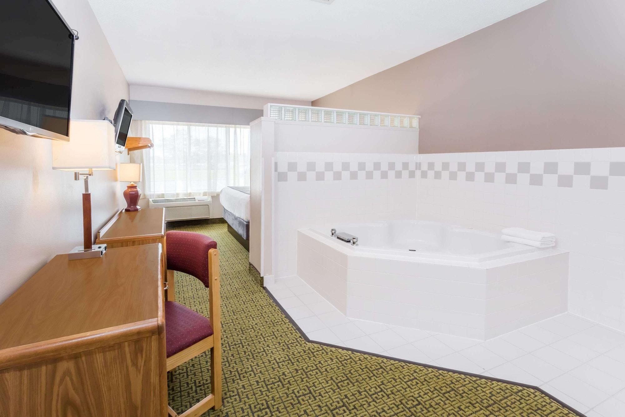 Days Inn & Suites By Wyndham Madison Bagian luar foto