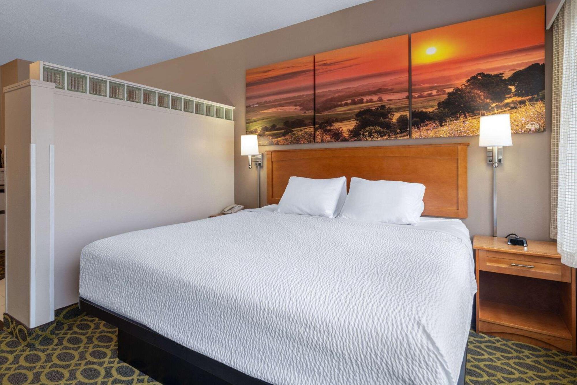 Days Inn & Suites By Wyndham Madison Bagian luar foto