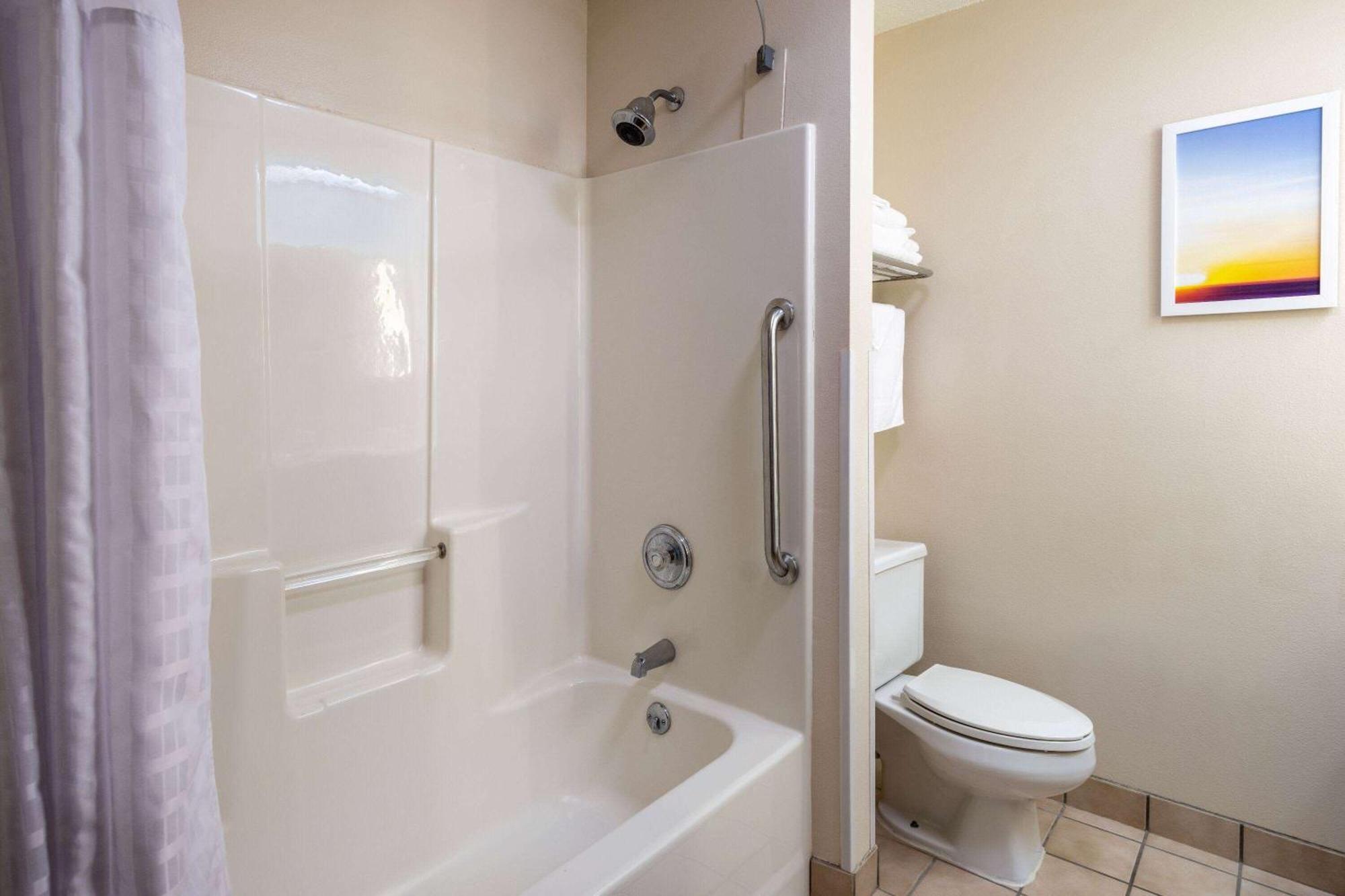 Days Inn & Suites By Wyndham Madison Bagian luar foto