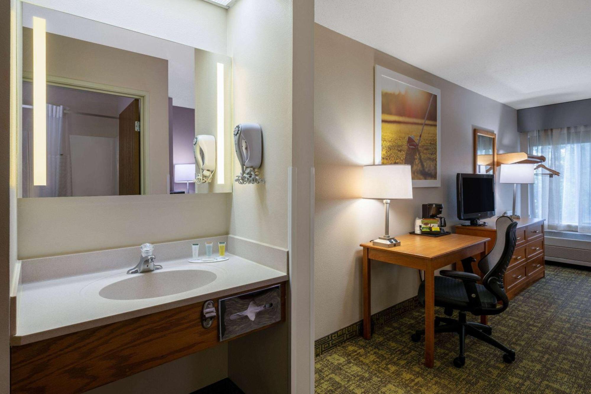 Days Inn & Suites By Wyndham Madison Bagian luar foto