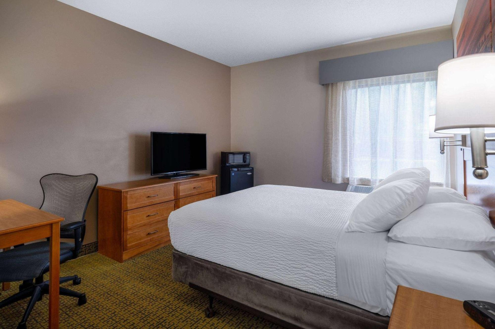 Days Inn & Suites By Wyndham Madison Bagian luar foto