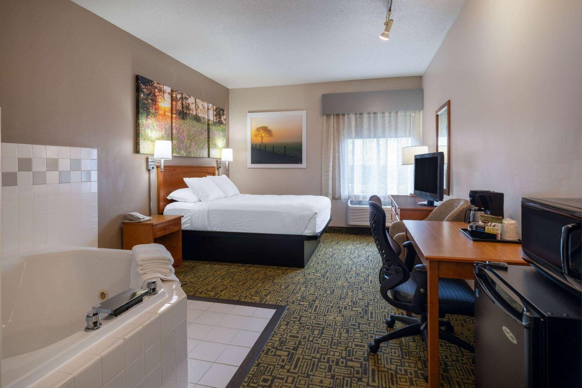 Days Inn & Suites By Wyndham Madison Bagian luar foto