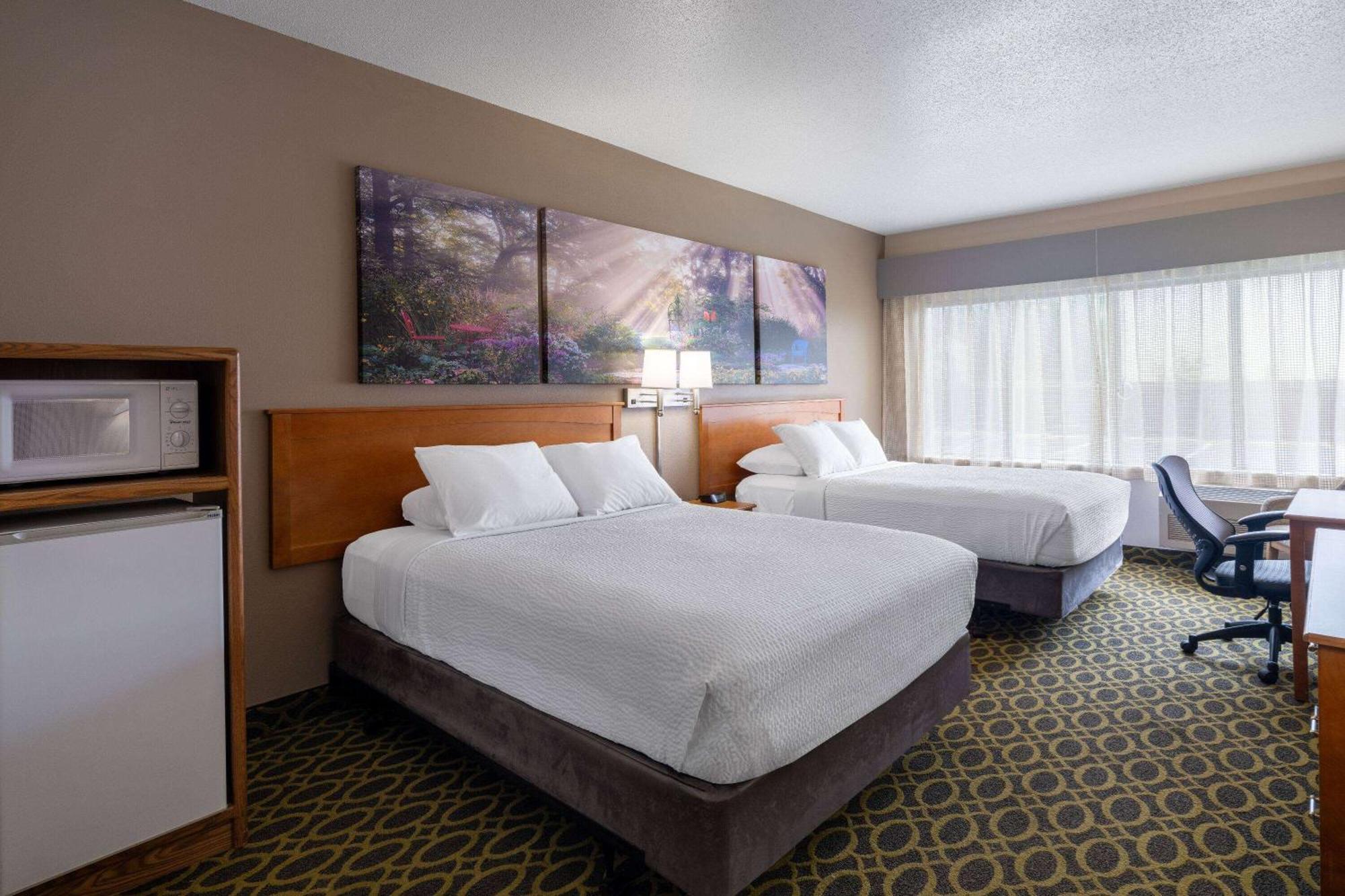 Days Inn & Suites By Wyndham Madison Bagian luar foto