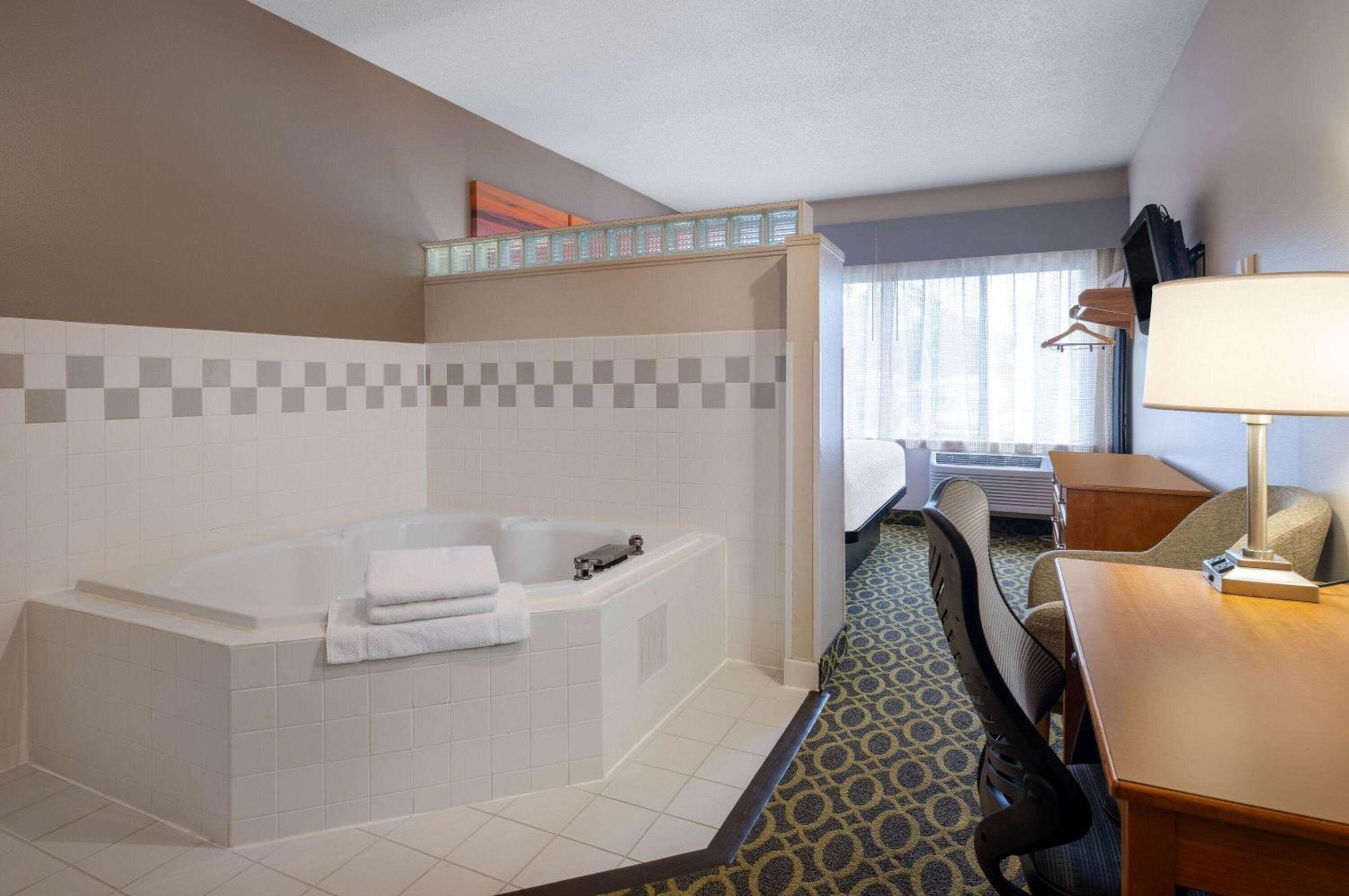 Days Inn & Suites By Wyndham Madison Bagian luar foto