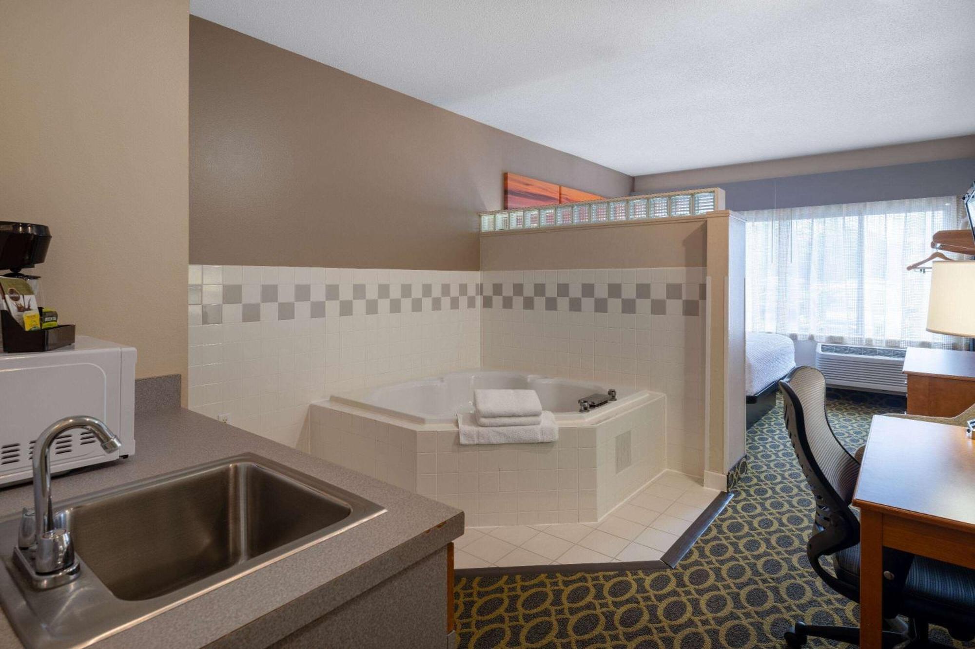 Days Inn & Suites By Wyndham Madison Bagian luar foto