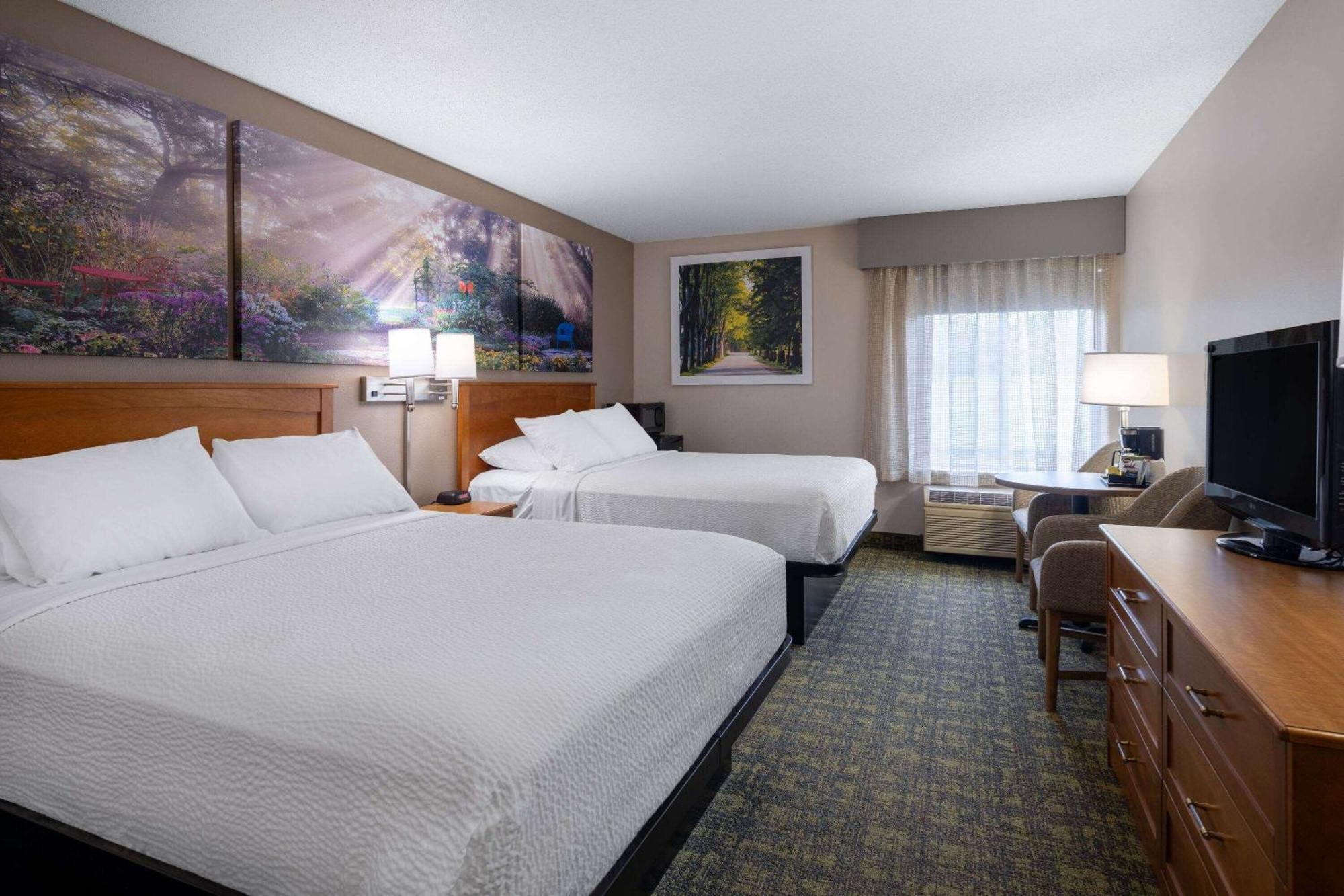 Days Inn & Suites By Wyndham Madison Bagian luar foto