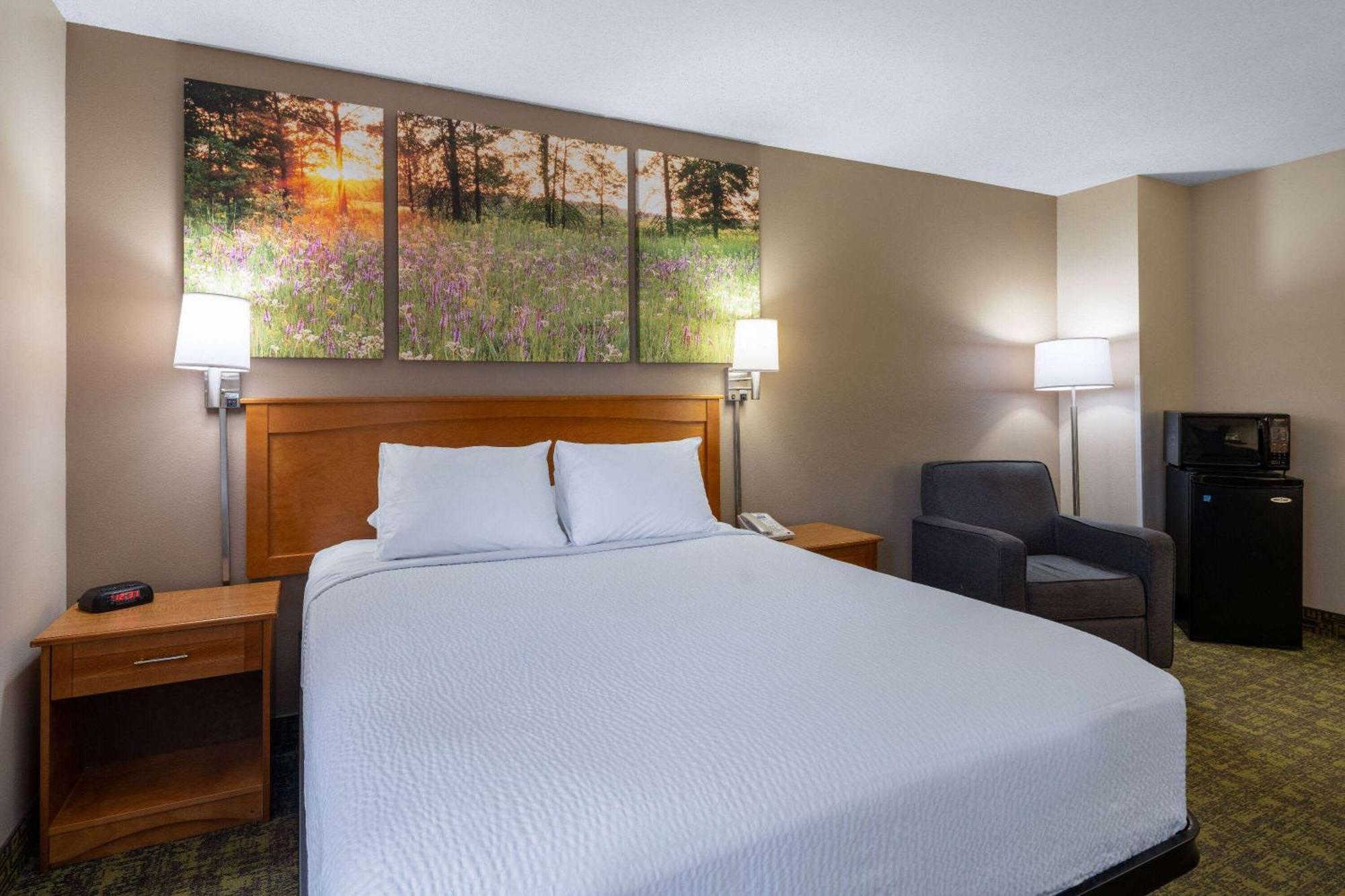 Days Inn & Suites By Wyndham Madison Bagian luar foto