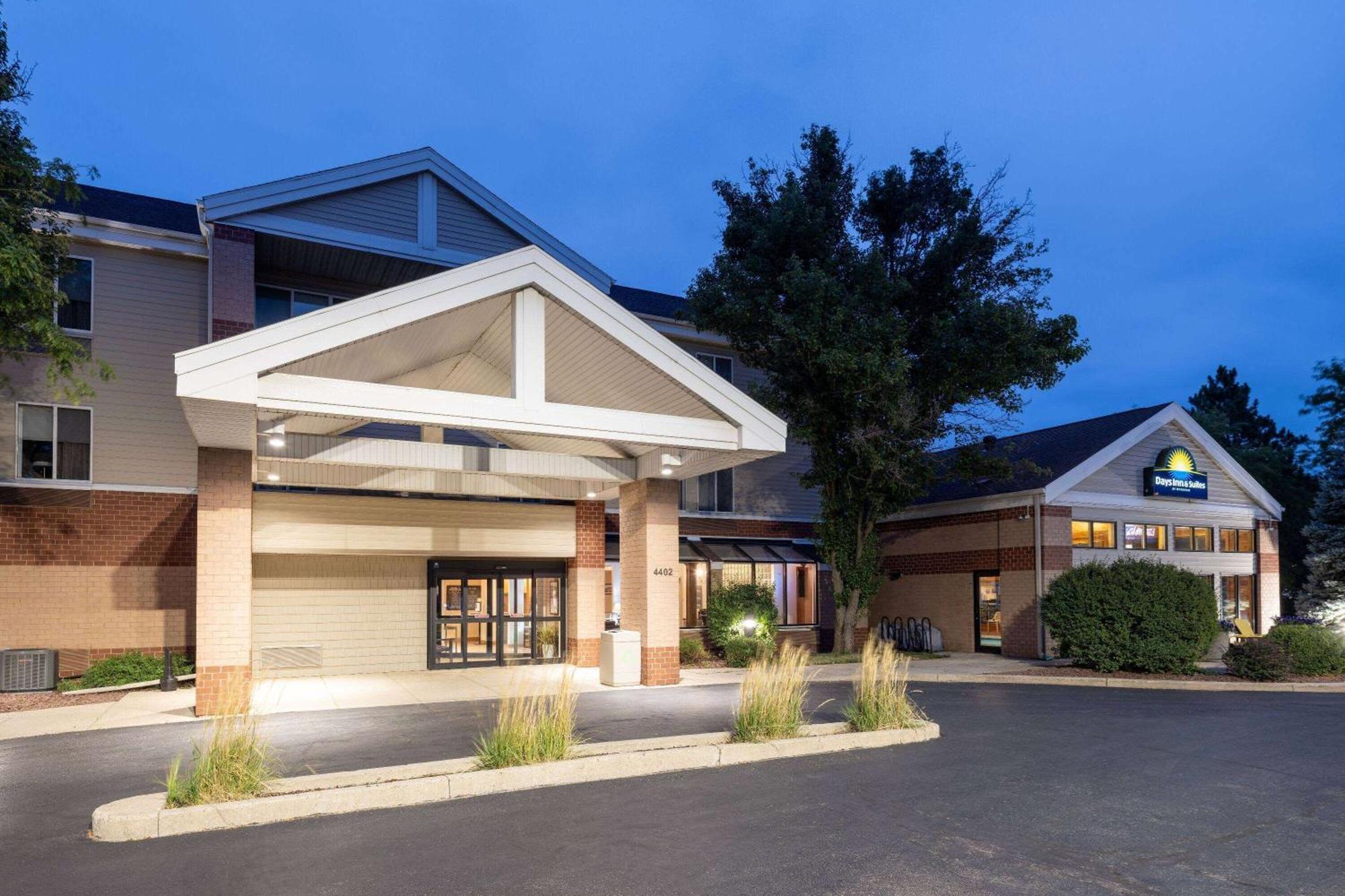 Days Inn & Suites By Wyndham Madison Bagian luar foto