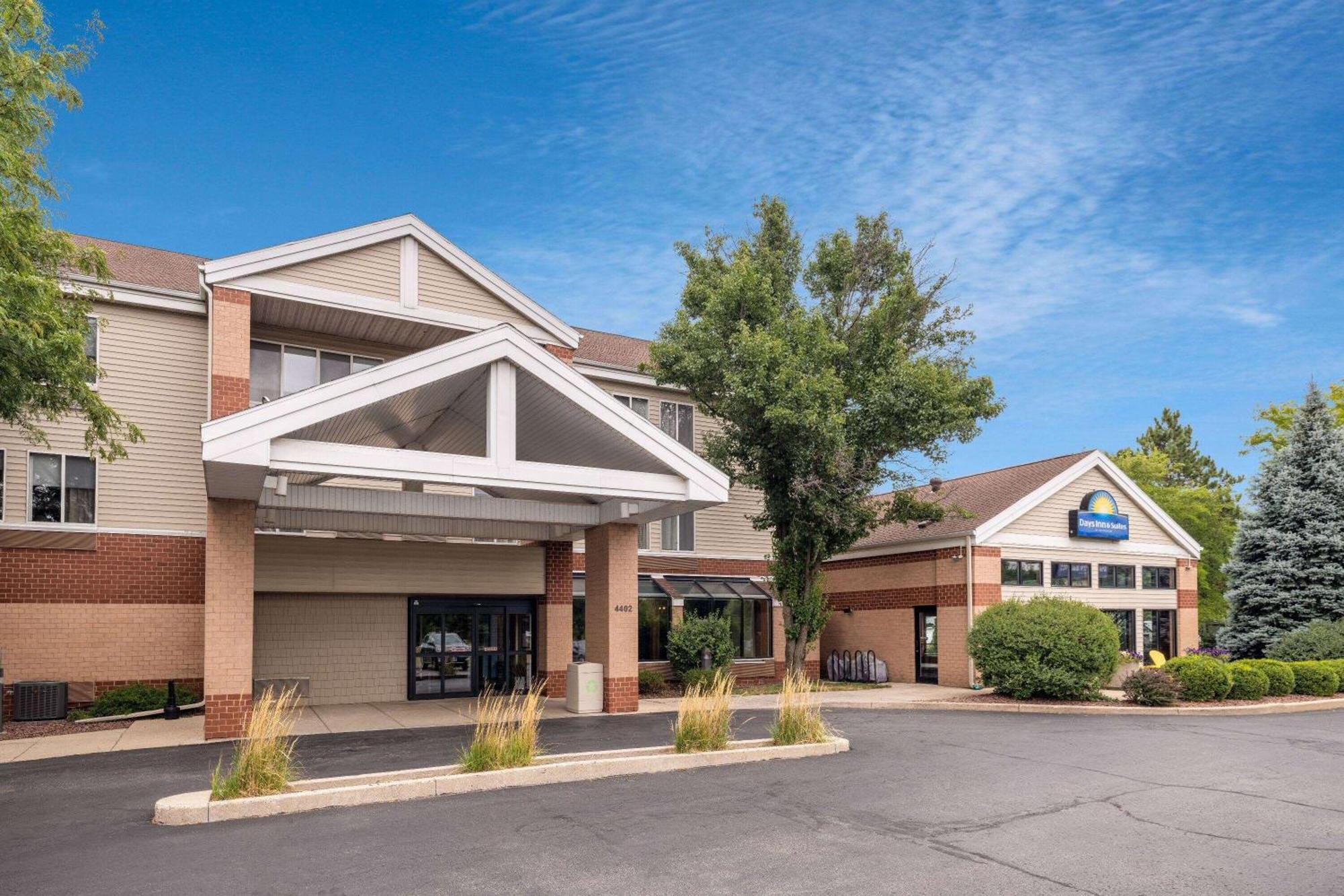 Days Inn & Suites By Wyndham Madison Bagian luar foto
