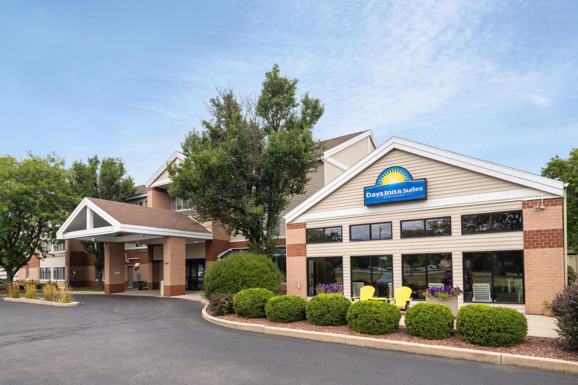 Days Inn & Suites By Wyndham Madison Bagian luar foto