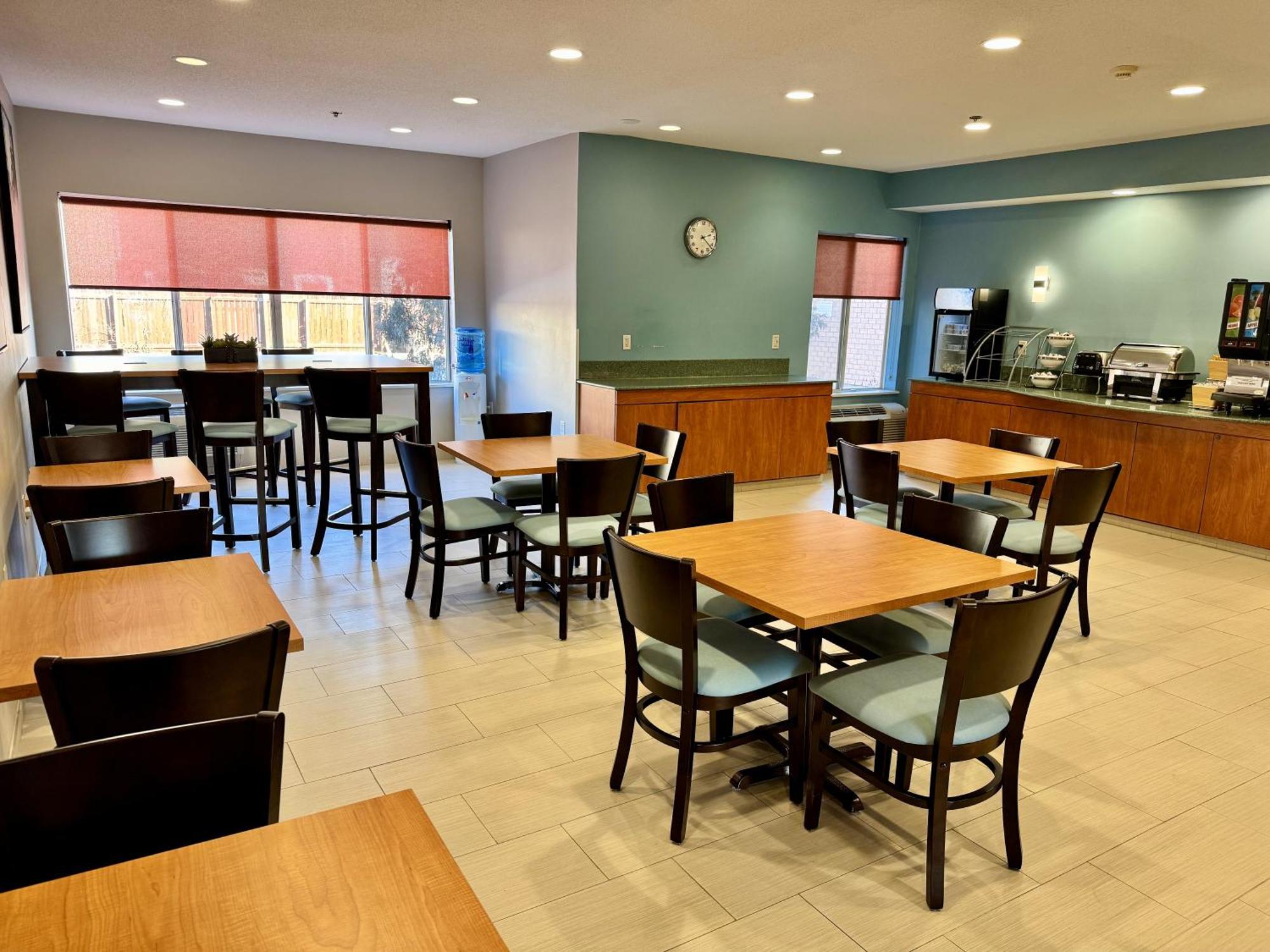 Days Inn & Suites By Wyndham Madison Bagian luar foto