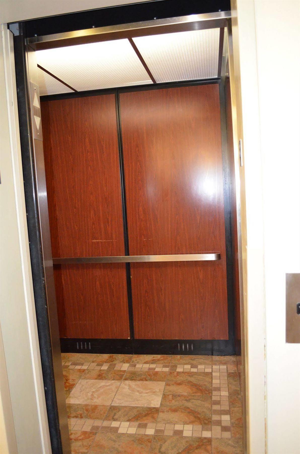 Days Inn & Suites By Wyndham Madison Bagian luar foto
