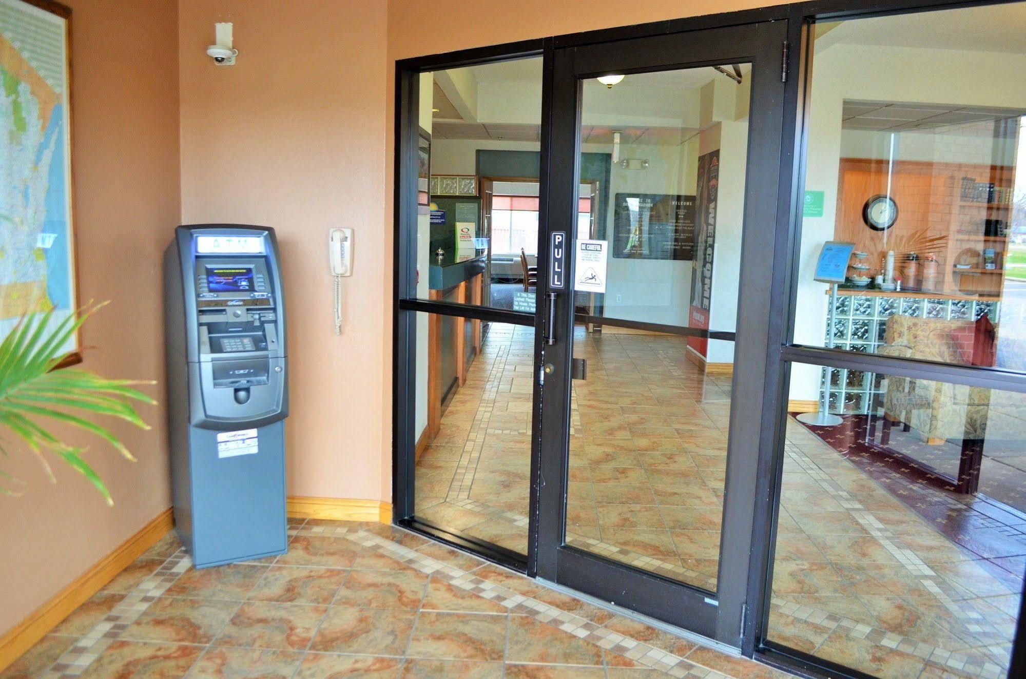 Days Inn & Suites By Wyndham Madison Bagian luar foto