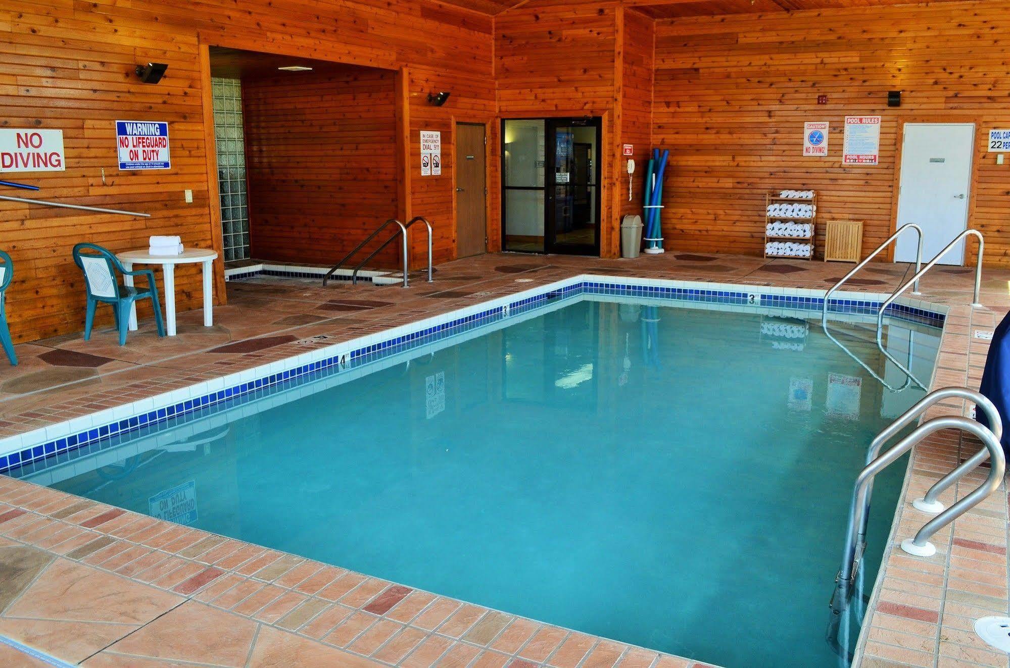 Days Inn & Suites By Wyndham Madison Bagian luar foto