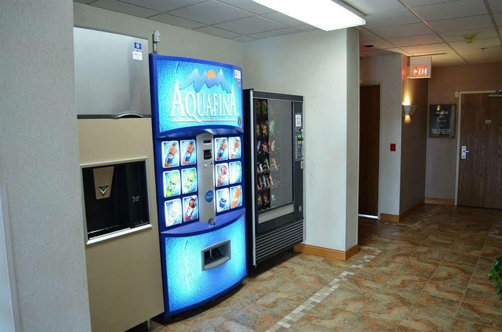 Days Inn & Suites By Wyndham Madison Bagian luar foto