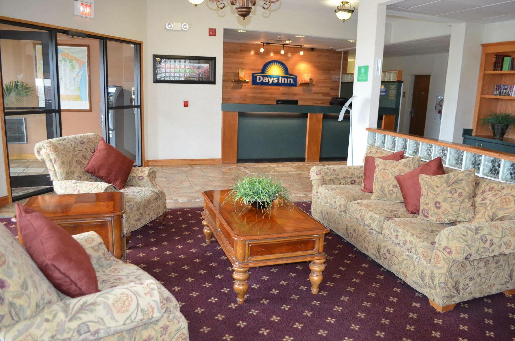 Days Inn & Suites By Wyndham Madison Bagian luar foto